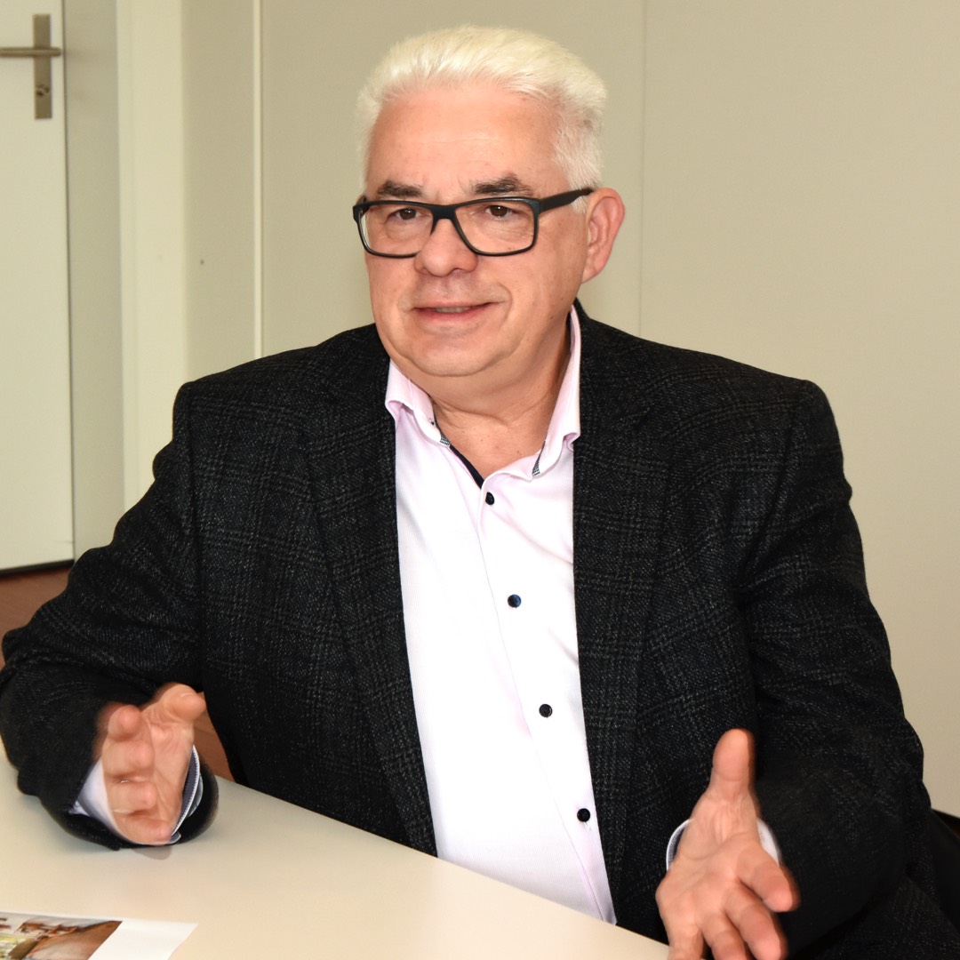 Klaus Brammertz, Jahrgang 1959, steht seit Juni 2009 als CEO und President am Ruder der Bauwerk Parkett AG und heutigen Bauwerk Boen Group. Der Betriebswirt startete seine berufliche Karriere bei dem früheren Bodenbelagshersteller Pegulan in Frankenthal, stieg dort nach der Übernahme durch Tarkett weiter auf, internationalisierte dann als Geschäftsführer Wolf Garten und wechselte 2001 zu Leica Geosystems in schweizerische Heerbrugg. Brammertz lebt mit seiner Frau und zwei Töchtern in der Schweiz, besitzt sogar einen Schweizer Pass, erholt sich am liebsten im Tessin und hat eine Passion für schnelle Fahrzeuge, sowohl zwei- als auch vierrädrig.  "Schlanker, schneller, kundennäher"