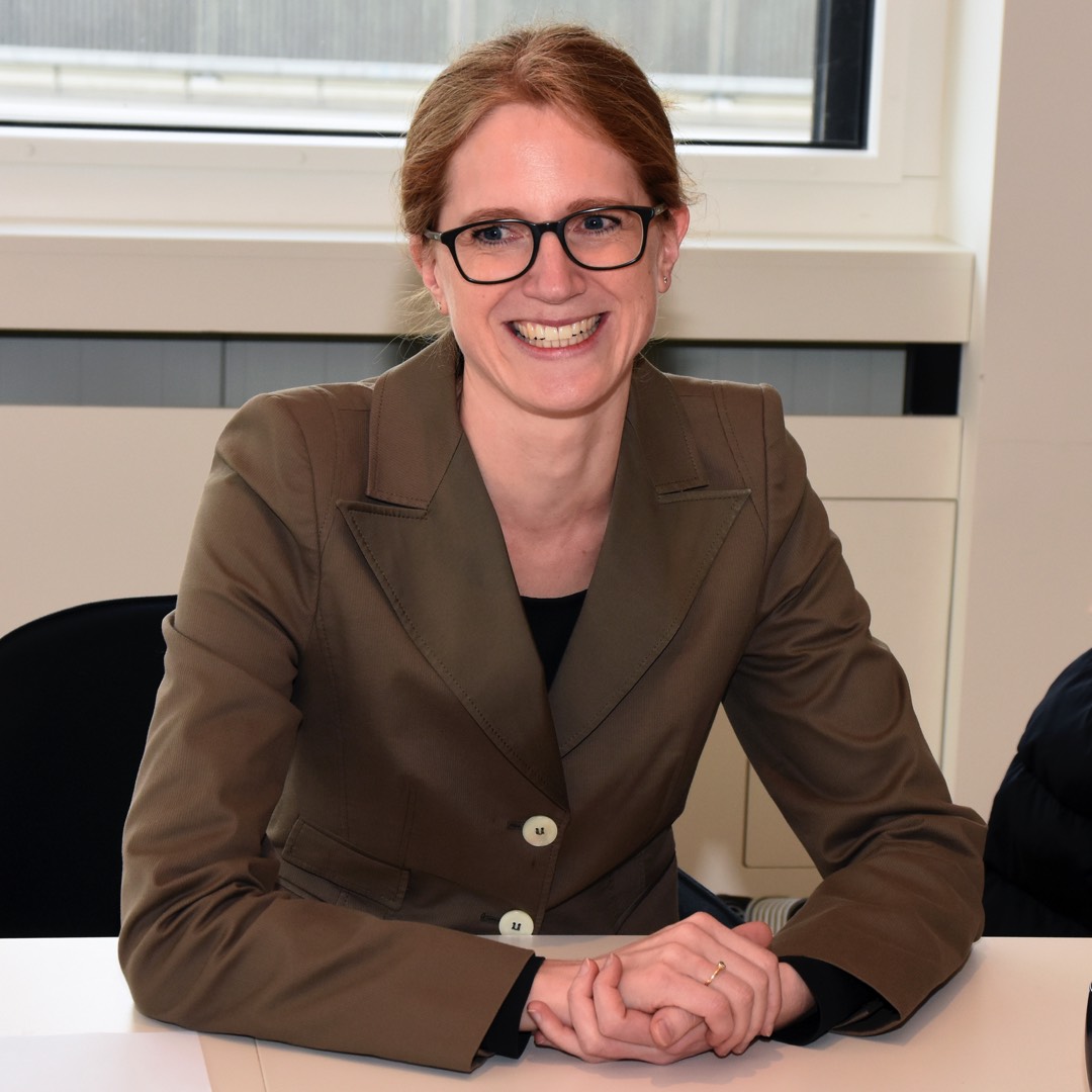 Tanja Lockwood trat im Januar 2019 als President Bauwerk Brand und Senior Vice President Bauwerk Boen in St. Margrethen an, zu Beginn 2020 ist sie zum CMO (Chief Marketing Officer) der Gruppe aufgestiegen. Die eloquente, zielstrebige Wahl-Schweizerin verfügt über mehr als 15-jährige Erfahrung in B2B- und B2C-Marketing mit besonderem Schwerpunkt auf Markenführung, Kommunikation und digitalen Strategien, unter anderem in Führungspositionen bei Swarovski und Villeroy & Boch. Ihre Freizeit genießt die gebürtige Ulmerin gern auf dem Pferd. "Schlanker, schneller, kundennäher"