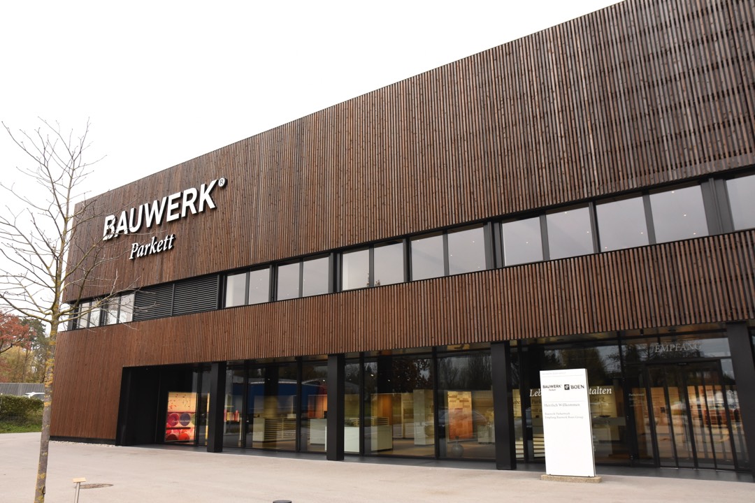 Bauwerk-Parkettproduktion in St. Margrethen<hr>1935 brachte Ernst Göhner die Idee vom Klötzli-(=Mosaik)Parkett zur Serienreife und gründete damit 1944 die Bauwerk Parkett AG im schweizerischen St. Margrethen nahe des Bodensees. Heute wird dort Zweischichtparkett (mit Fichte-/Tanne-Unterlage) oder HDF-Träger) zur vollflächigen Verklebung produziert. In den Werkhallen liegt noch immer das unverwüstliche,jahrzehntealte Original-Mosaikparkett. Mehr als 60 % der Bauwerkprodukte (nach Artikeln) werden in St. Margrethen hergestellt. Früher war der Betrieb vollstufig, mittlerweile ist die Decklagenfertigung ins kroatische Werk urdevac verlagert worden.<br><br>Besondere Kompetenz nimmt man in der Schweiz für die Oberflächenbehandlung in Anspruch: Ölen, UV-Lack, B-Protect als Kombination aus beidem). Außerdem befindet sich dort das Entwicklungszentrum der gesamten Gruppe. "Schlanker, schneller, kundennäher"