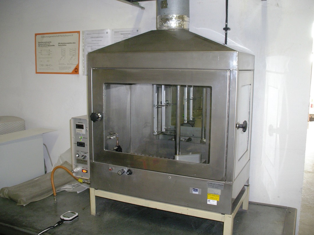 Brandverhalten von Bodenbelägen bei Wandanwendung