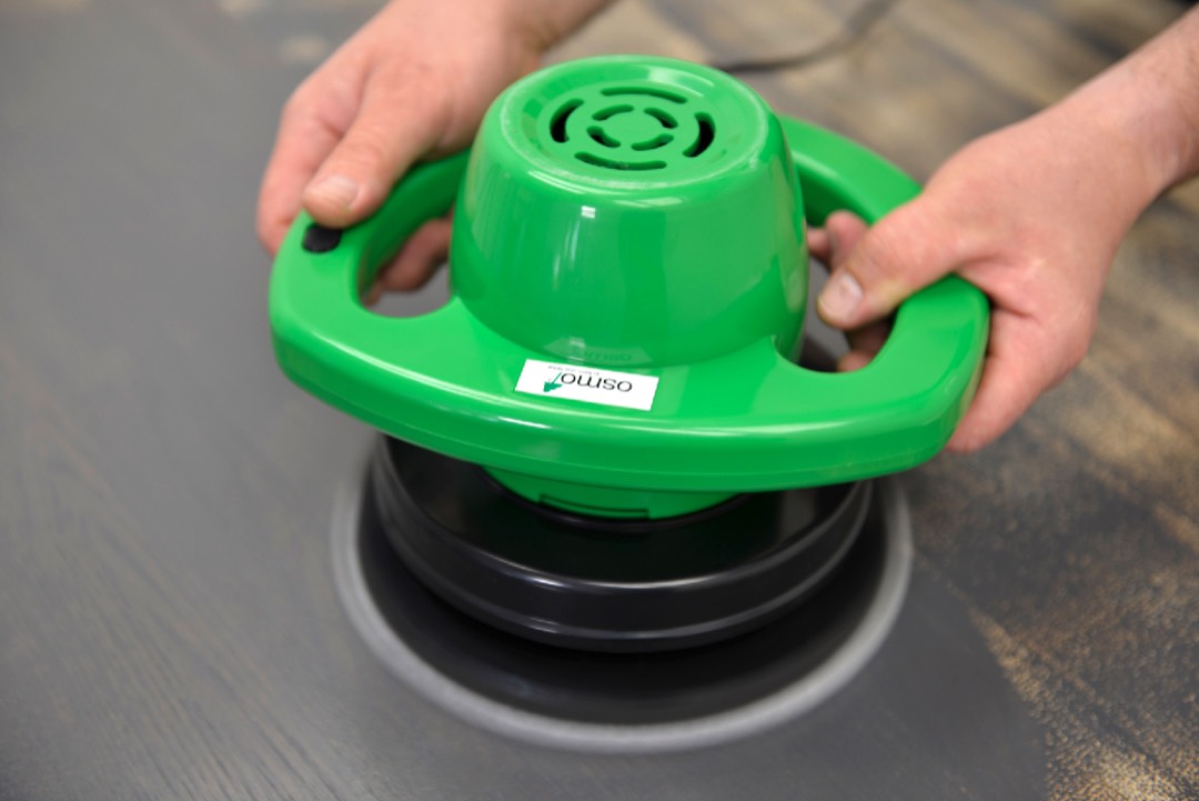 Einscheibenmaschine veredelt Holzoberflächen