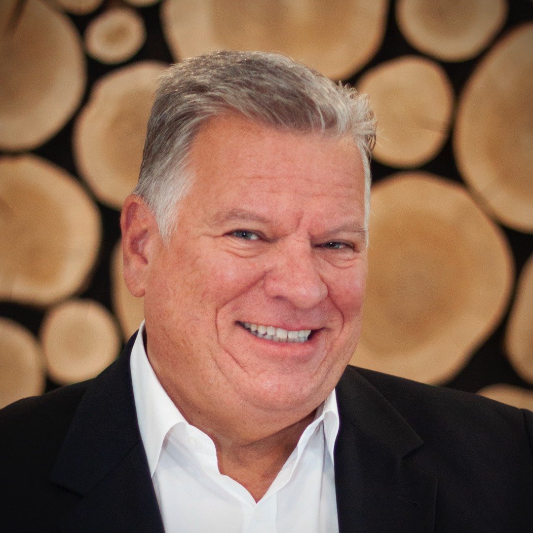 Nachgefragt bei Tomas Schwab, Geschäftsführer Hain<hr>Produkt-Highlight: Fino-Fischgrät<br><br>Was war 2020 der Bestseller von Hain?<br><br>Weiterhin unsere klassiche Landhausdiele Ambiente in Eiche mit ihren vielfältigen Optionen an Oberflächen, Strukturen und Farben.<br><br>Woran arbeiten Sie 2021?<br><br>Derzeitiges Hauptthema ist für uns die weitere Überarbeitung unseres Produktportfolios um dann im nächsten Jahr mit neuen, spannenden Angeboten an den Markt gehen zu können. Ein zusätzlicher Fokus liegt auf unserer Produktneuheit 2020, dem Fischgrät Fino, ein wunderschöner Parkettboden mit unserer hochwertigen, natürlichen Öloberfläche. Zwar ein absolut klassisches Verlegemuster, gleichzeitig aber auch innovativ durch die neue Unizip-Technologie, mit der linke und rechte Stäbe vereinheitlicht werden. Und wir werden 2021 erstmalig mit einem eigenen Stand am Branchentag Holz im November teilnehmen.<br> Eine Branche geht in die Offensive