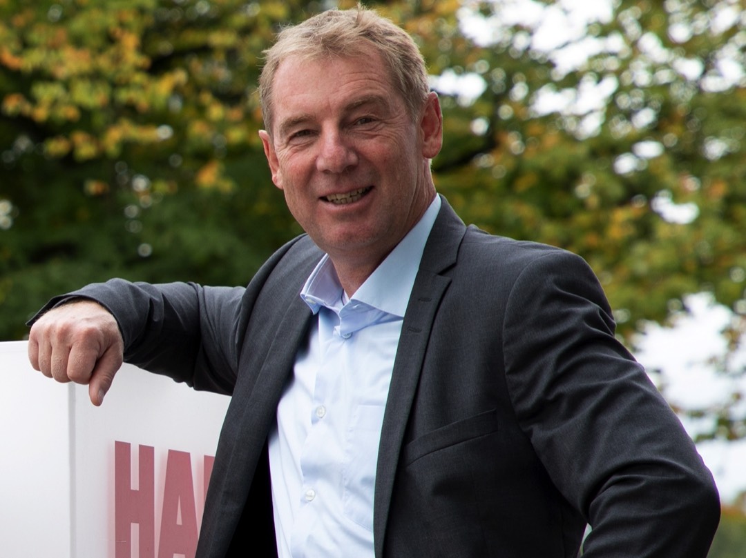 Nachgefragt bei Uwe Eifert, Geschäftsführer Vertrieb <br>und Marketing Hamberger Flooring<hr>Wichtigstes Projekt: <br>Neue Distributionsstrategie <br>und Markenrelaunch<br><br>Was waren 2020 die wichtigsten Projekte von Hamberger?<br><br>Die Entwicklung einer neuen Distributionsstrategie, der Markenrelaunch und das Vorantreiben der Digitalisierung. Die Chance für unsere Kunden, sich in den verschiedenen Vertriebsschienen durch Sortiment und Marketingaktivitäten so zu unterscheiden, dass weniger Berührungspunkte mit konkurrierenden Absatzkanälen auftreten, war das wichtigste und revolutionärste Projekt, das wir in den vergangenen Jahren angestoßen haben. Die konsequente Umsetzung der neuen Distributionsstrategie verbunden mit einem neuen Preis- und Konditionensystem wird das zentrale Thema 2021 sein.<br><br>Welche Trends sind wichtig?<br><br>Nachhaltigkeit, Wohngesundheit, Strapazierfähigkeit, feuchtraumgeeignete Produkte, unterschiedliche Verlegemuster wie Chevron und Fischgrät, aber auch unterschiedliche Formate sind alles Trends, die wir auch mit unseren Neuheiten 2021 abdecken.<br><br>Wie wird sich die Branche 2021 entwickeln?<br><br>Eine verlässliche Aussage ist schwierig. Hält der "Cocooning-Effekt", der uns in 2020 begleitet hat und von dem unsere Branche profitierte, auch 2021 an? Oder kommt es zu einem fulminanten Nachholen von Reisen, Kultur, Restaurants und Shopping? Ich persönlich glaube, dass die Krise uns Grenzen aufgezeigt hat, aber auch Chancen eröffnet. Die Orientierung hin zu klassischen Sachwerten wie z.B. Immobilien, wurde durch die Krise verstärkt und schafft für unsere Branche eine weiterhin positive Perspektive.<br> Eine Branche geht in die Offensive