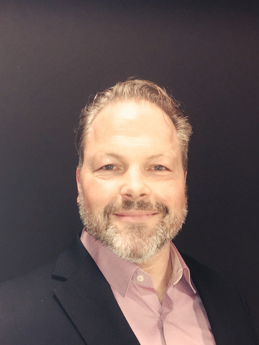 Nachgefragt bei Oliver Deeg, <br>Vertriebsleiter Deutschland Bauwerk<hr>Produkt-Highlight: Performance-Böden und Unicopark<br><br>Welche besonderen Projekte plant Bauwerk 2021?<br><br>Ein spannendes Produkt, das wir im DACH-Raum einführen, sind die Bauwerk Performance-Böden. Das sind Funktionsböden, die sich für viele Anwendungsbereiche eignen – von Sporthallen und Tanzstudios über Arztpraxen und Krankenhäuser bis zu sozialen Einrichtungen.<br><br>Welche Trends beobachten Sie bei Parkett?<br><br>Einerseits den Drang zur Natürlichkeit und zur Ursprünglichkeit, andererseits den Wunsch nach möglichst großer Individualität und vielen Farbakzenten. Diese geteilte Nachfrage sehen wir täglich, wobei unserer Meinung nach die natürliche Optik das Rennen macht. Beiden Aspekten, Individualität und Natürlichkeit, wird unsere neues Produkt Unicopark bestens gerecht, bei dem jede Diele einzeln von uns in den persönlichen Grundriss eingeplant wird, so dass sich ein einzigartiges Zusammenspiel verschiedener Dielenbreiten und -längen bis zu 4 m ergibt. Nach wie vor im Trend liegen individuelle Musterverlegungen.<br> Eine Branche geht in die Offensive