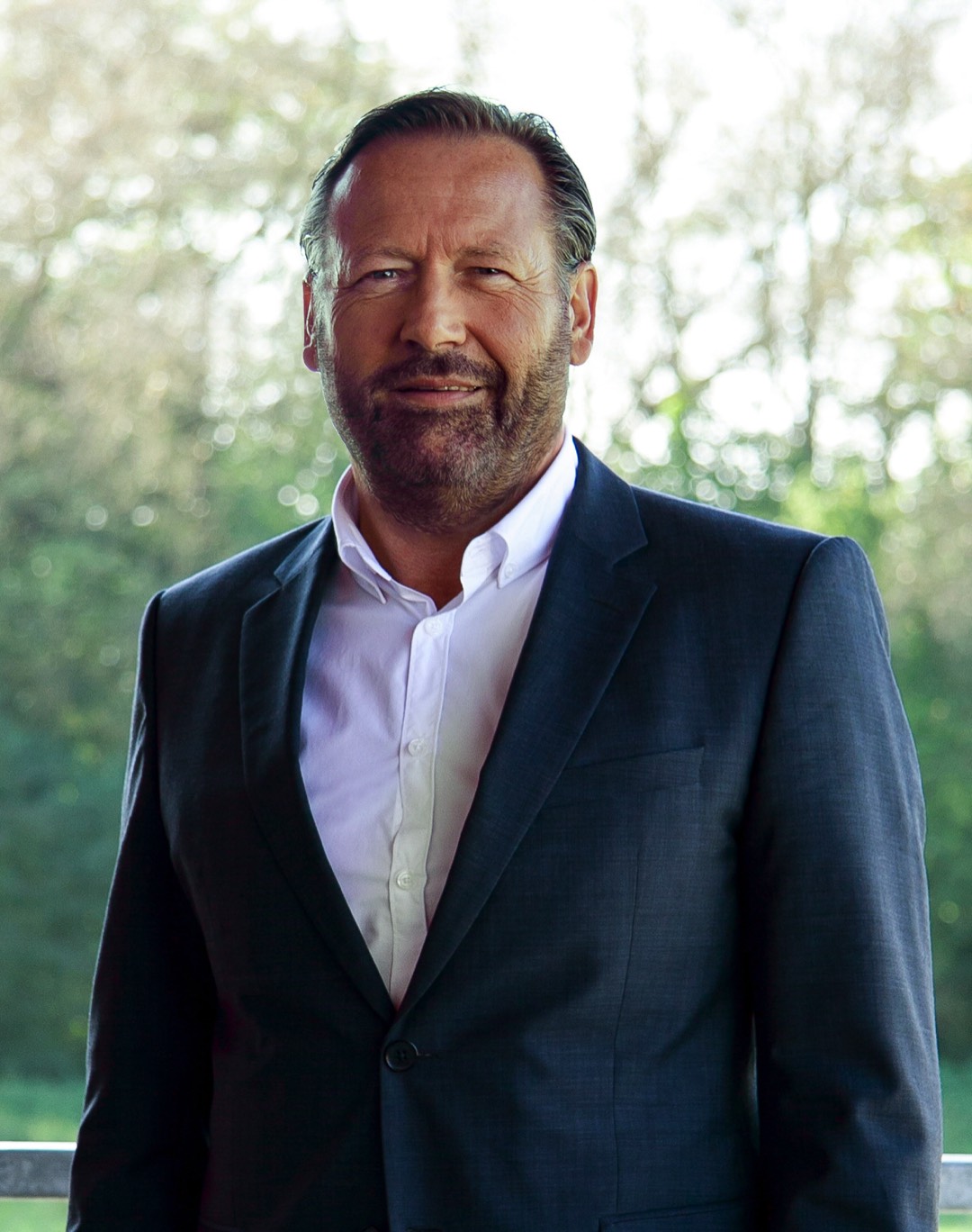 Nachgefragt bei Robert Bieger, <br>Geschäftsführer Kährs Parkett Deutschland<hr>Projekte 2021: Ultra-Matt-LHD im "Masstige"-Segment<br><br>Was steht bei Kährs 2021 auf der Agenda?<br><br>Wir führen eine neue Generation Echtholzböden ein, die die ästhetischen und ökologischen Eigenschaften von Holz mit den Gebrauchs- und Funktionseigenschaften von Vinylböden verbindet. Außerdem erweitern wir die erfolgreichen Ultra-Matt-Landhausdielen. Wir werden sie in das Segment der "Masstige"-Produkte eingliedern, also prestigeträchtig in mittlerer Preislage für die Vermarktung im Mengengeschäft.<br><br>Welche Trends fallen Ihnen auf?<br><br>Der Trend zu klassischem Fischgratparkett ist nicht von der Hand zu weisen, aber mengenmäßig und anteilmäßig am Gesamtmarkt immer noch homöopathisch. Bei den Farben nehmen Rohholzoptik und Grau zu, die anderen Farbtöne stagnieren bzw. Weiß ist eher etwas rückläufig. Bei Oberflächen ist der sogenannte "invisible" Lack auf dem Vormarsch.<br><br>Im Bereich der Designböden ist kein Geheimnis, dass der Trend zu SPC-Klick geht, da das Material aufgrund seiner Stabilität bei Wärmeeinwirkung und Wasserfestigkeit als beste Core-Lösung angesehen wird. Optisch im Trend sind Großformate, sowohl für Holz- als auch für Fliesendekore. Eine Branche geht in die Offensive