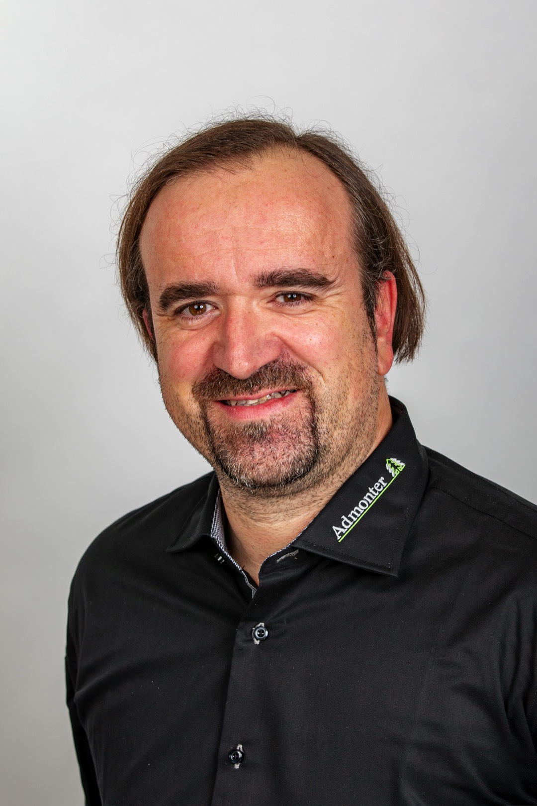 Nachgefragt bei Adrian Capellari, <br>Vertriebsleiter DACHI Admonter<hr>Trend: Lärche ist im Kommen<br><br>Was ist gerade die größte Herausforderung für Admonter?<br><br>Durch unser ambitioniertes Investitionsprogramm von 25,5 Mio. EUR von 2020 bis 2022 bauen wir die Fertigungskapazitäten massiv aus, was unseren Kunden durch noch besseren Service und schnellere Lieferzeiten zugute kommt. Leider ist der Rohstoffmarkt derzeit von längeren Lieferzeiten betroffen. Holzwerkstoffe, Brettsperrholz, Brettschichtholz und Schnittholz sind aktuell nicht in gewohnter Menge verfügbar. Das wirkt sich auch auf die Parkettbranche aus.<br><br>Welche Parketttrends sehen Sie aktuell?<br><br>Eiche in all ihren Variationen macht nach wie vor den größten Anteil aus. Alternative Holzarten sind vermehrt im Kommen, sehr stark Lärche, aber auch Kernesche oder Nussbaum und Böden in Rohholz-Optik stehen im Trend. Wir sind da gut aufgestellt. Und wir können auf individuelle Wünsche durch eine just-in-time-Fertigung besonders gut eingehen.<br> Eine Branche geht in die Offensive