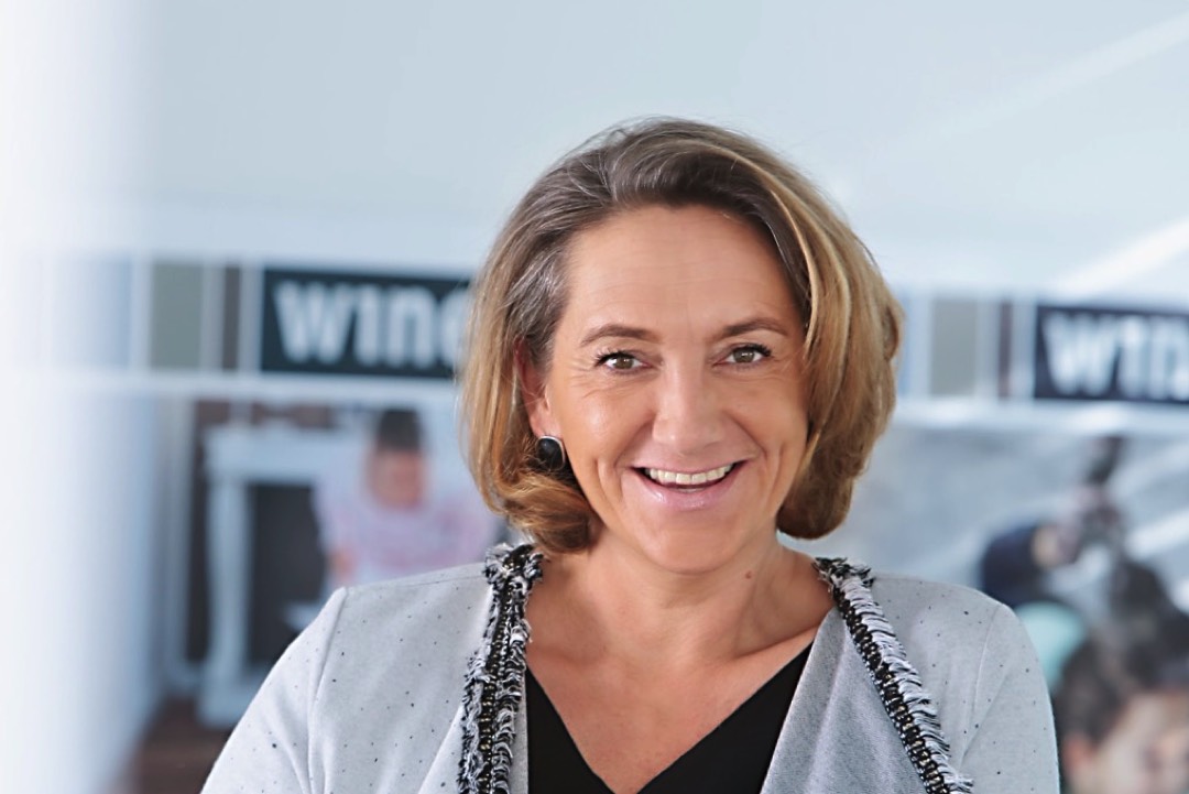 Nachgefragt bei Annika Windmöller<hr>Projekte 2021: <br>Wineo workspace<br><br>Wie sieht es mit den Lieferketten aus?<br><br>Die Lieferketten waren im vergangenen Jahr sehr stabil, somit konnten wir durchgängig unsere Verfügbarkeit gewährleisten. Ende des Jahres deuteten sich bereits Engpässe und Verteuerungen der Container-Frachtraten und der Holzwerkstoff-Verfügbarkeit an. Das sind Herausforderungen, die uns nach wie vor beschäftigen.<br><br>Welche besonderen Projekte stehen bei Windmöller 2021 an?<br><br>Wir sind 2021 maximal flexibel und sehr hybrid: im Netz, am Standort, vor Ort bei Kunden. Seit Anfang Februar ist unser virtueller Showroom "Wineo workspace" online, das reale Markenerlebnis folgt im zweiten Halbjahr im "echten Workspace" in Augustdorf. Und in der "Let’s talk about flooring"-Tour ist ein umgebauter "Airstream-Caravan" als Markenbotschafter deutschland- und europaweit unterwegs.<br> Eine Branche geht in die Offensive