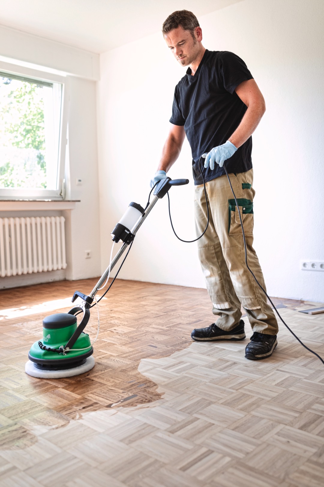"Wohngesunde" Oberflächen-Öle sollen auf der frisch geschliffenen Holzfläche schnell trocknen – und dabei möglichst ohne Lösemittel auskommen. Osmo.<br> Nachhaltige Verlegeprodukte erobern das Parkett