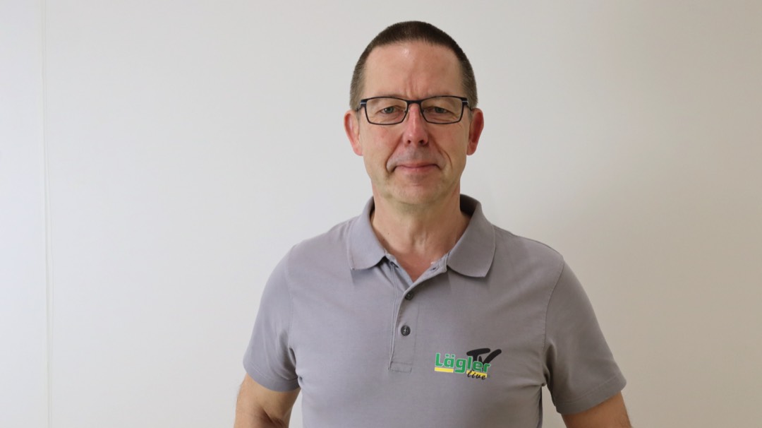 Nachgefragt bei Roland Schleif, Verkaufsleiter Lägler<hr>Trend: Strukturieren von Holzböden<br><br>Wie schon in den vergangenen Jahren ist die Oberflächenbehandlung ein großes Thema, sowohl das allgemeine Ölen wie auch farbige Oberflächen. Beides setzt eine gut geschliffene Oberfläche voraus. Um dem gesteigerten Qualitätsbewusstsein der Endnutzer Rechnung zu tragen, muss möglichst schnell eine hochwertige Qualität erzeugt werden.<br>Gleichzeitig ist die Strukturierung von Holzböden eine deutlich zunehmende Aufgabe. Bei uns wird das Thema Renovieren und Strukturieren von Holzböden wahrscheinlich ab März online gehen und als Seminar angeboten werden.<br><br>Unsere größte Herausforderung ist derzeit der fehlende Kontakt zu unseren Kunden auf Messen oder Innungsveranstaltungen. Wir geben aber den Kunden die Möglichkeit, ihre Maschinen zu uns zu schicken und hier warten zu lassen. Wir haben den Eindruck, dass unsere Handwerker momentan gut mit Arbeit ausgelastet sind. Sollte sich die coronabedingte Situation nicht wesentlich ändern, dann wird sich hoffentlich auch daran nicht viel ändern. Nachhaltige Verlegeprodukte erobern das Parkett