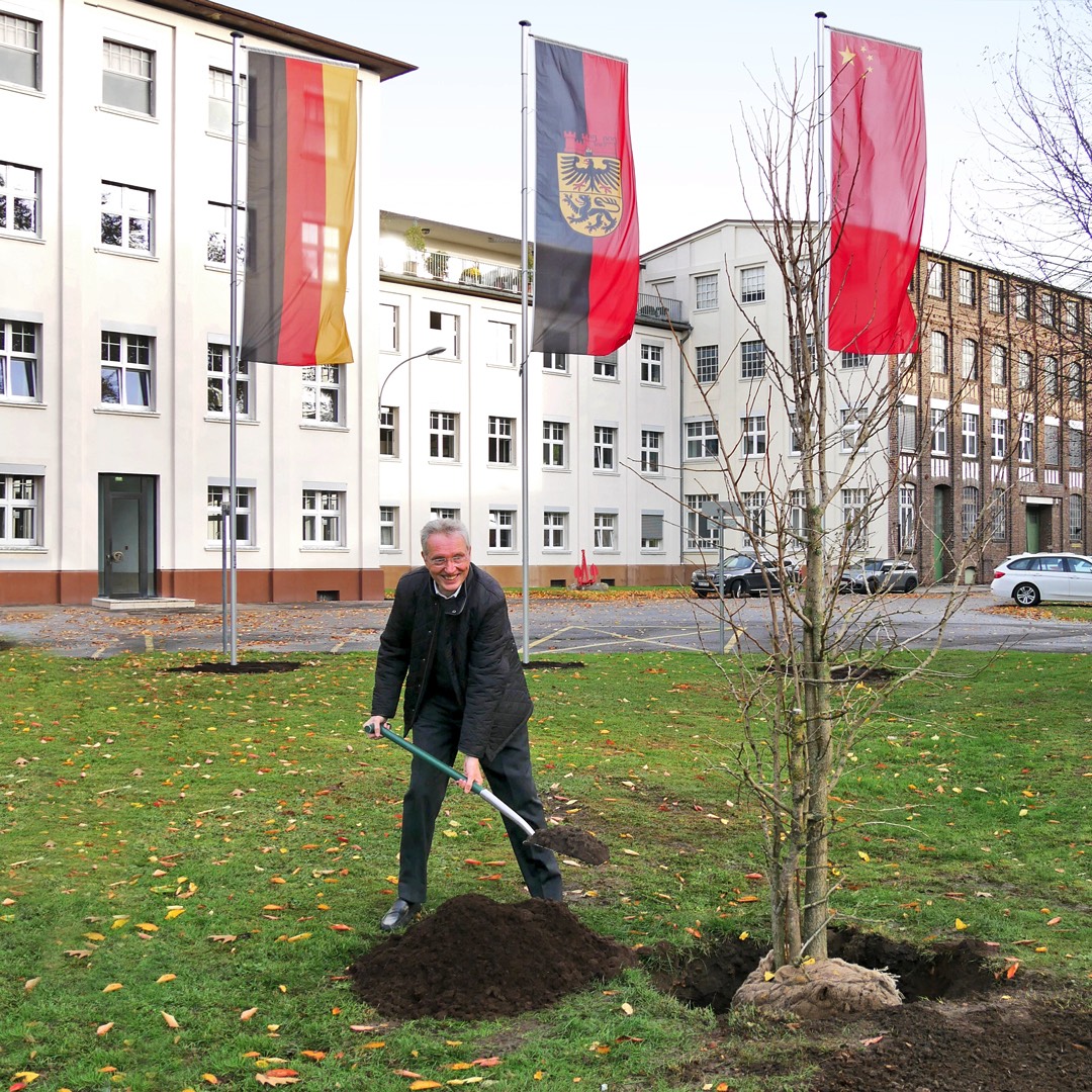 Baumpflanzaktion mit Symbolkraft
