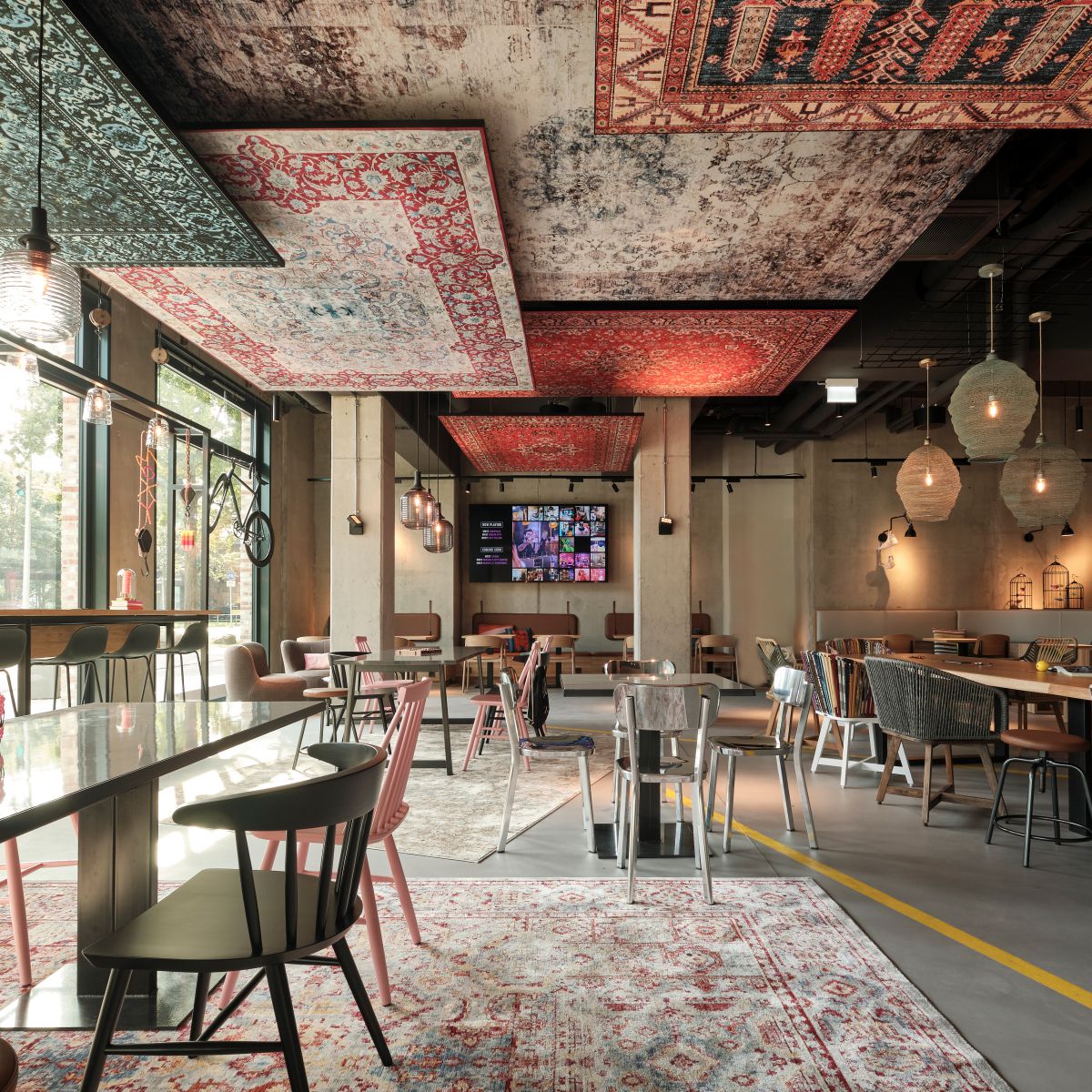 Fliegende Teppiche im Hamburger Moxy Hotel