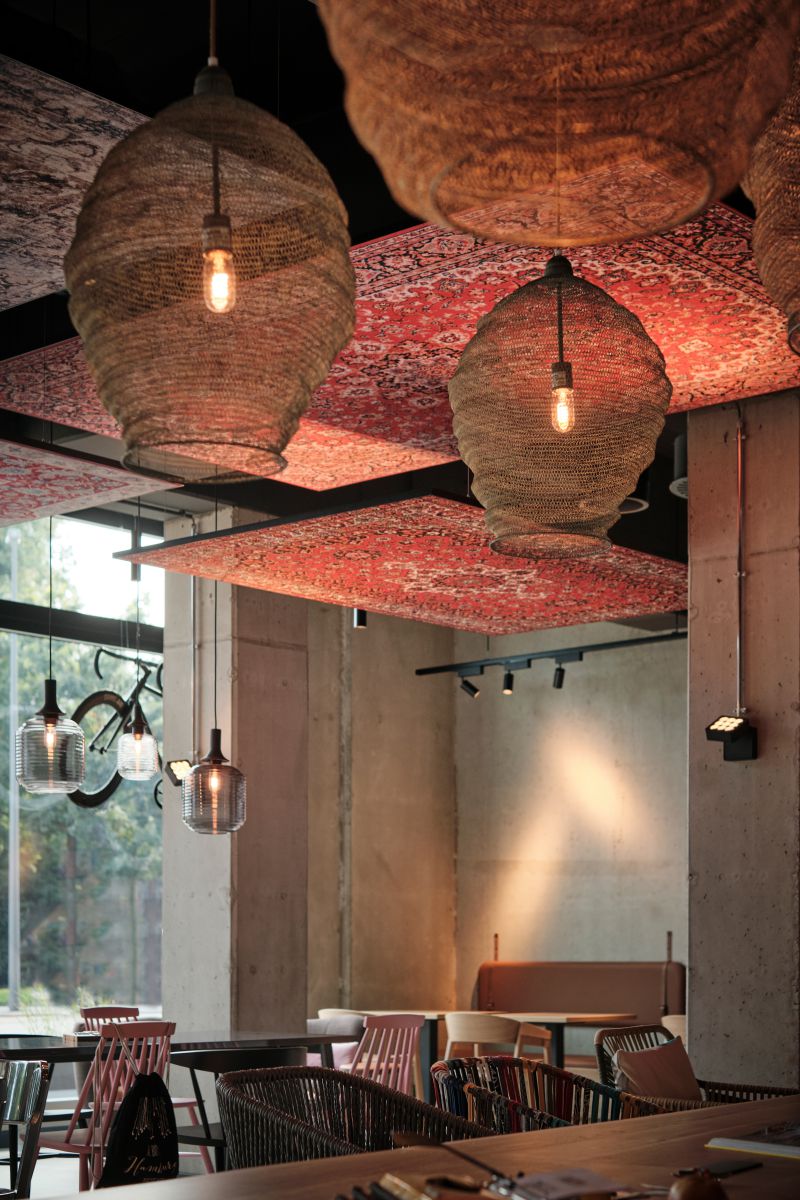 Fliegende Teppiche im Hamburger Moxy Hotel