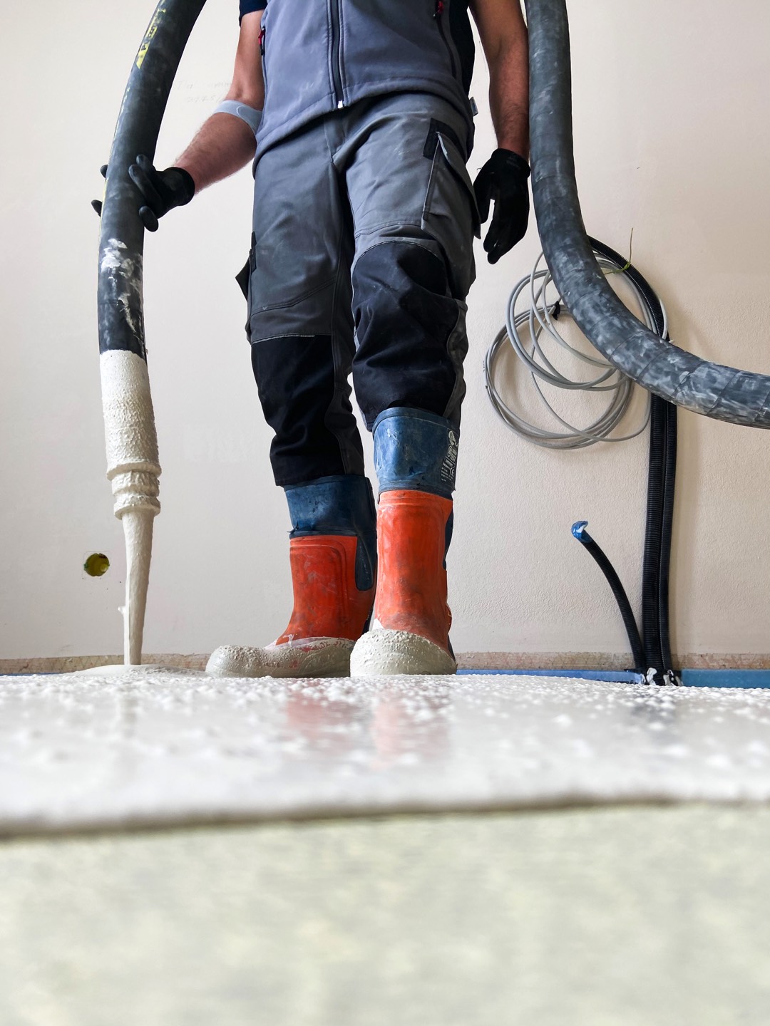 Beim Pumpen von Spachtelmasse geht man von mindestens drei Mitarbeitern aus: Einer am Schlauch (Foto), einer zieht den Schlauch hinterher und der dritte verteilt die Spachtelmasse. Pump-Technologie schont die Ressource Mensch