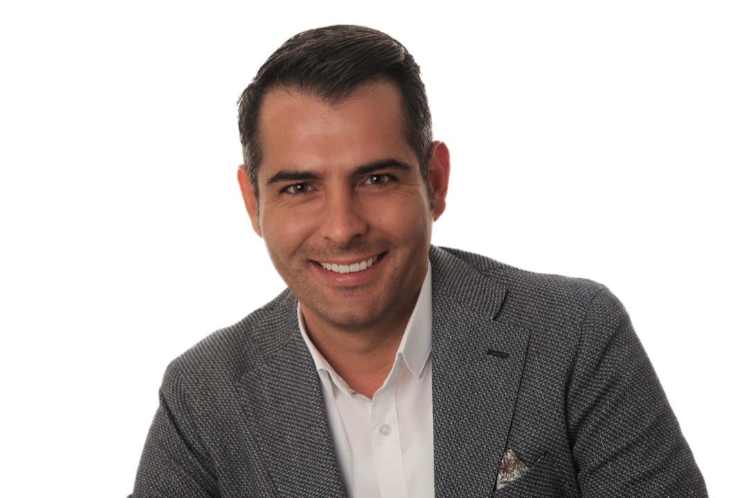 Steffen Kallus – zur Person <br>Leiter Business Unit Uzin<br><br>Seit 1. April 2021 leitet Steffen Kallus (38) die Business Unit der Marke Uzin, das gilt gleichermaßen für das internationale wie für das nationale Geschäft. Der neue Uzin-Gesamtverantwortliche kann nicht nur auf eine langjährige Unternehmenszugehörigkeit zurückblicken, sondern bekleidete auch unterschiedliche Stellen bei den Ulmern, zuletzt die Business-Unit-Leitung der Marke Uzin im internationalen Geschäft. Kallus ist bereits seit mehr als zehn Jahren für die Uzin Utz Group tätig und kennt dadurch die Strukturen und Akteure. Pump-Technologie schont die Ressource Mensch