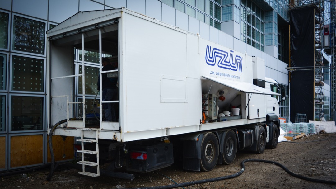 Pump-Truck<br><br>Gewicht Fahrzeug: 30 t<br>Pump-Material: dickschichtige Spachtelmassen (bei Bedarf auch dünnschichtige)<br>Charakerristik: Fahrzeug bringt Material mit<br>Rüstzeit: 20 bis 25 Minuten<br>Befüllung: per eigener Kammer (in der Regel ab Standort Ulm)<br>Aktionsradius: 250 km rund um Ulm<br>Pump-Kapazität: 12 t in zwei Stunden <br>(Vollast, kann gedrosselt werden)<br>Förder-Entfernung: 40 m Förderhöhe, 160 m Förderweite<br>Voraussetzungen: freie Zufahrt und Wasseranschluss<br>Pumpe: ist fest installiert am Fahrzeug Pump-Technologie schont die Ressource Mensch