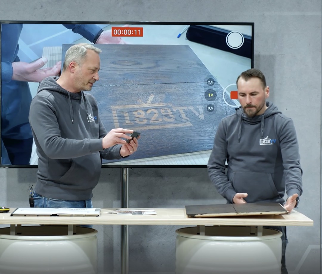 In dem Streaming-Format "1828 TV" widmeten sich <br>Gesamtvertriebsleiter Carsten Bockmühl und Anwendungstechniker Florian Hees  der Oberflächenveredelung mit farbigen Ölen. Wässern beeinflusst die Farbintensität
