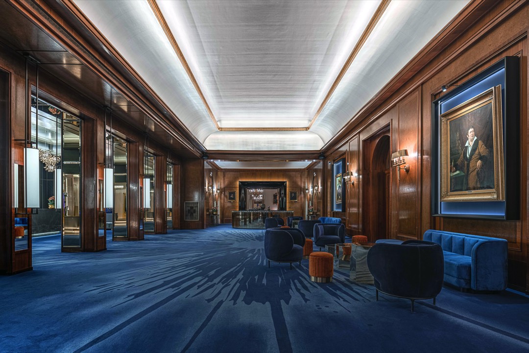 Der Boden als Leitmotiv: Farben und Design im frisch renovierten Empfangsbereich des Casinos Baden-Baden sind harmonisch aufeinander abgestimmt.<br><br><br>Objekt-Telegramm<hr>Objekt: Kurhaus/Casino Baden-Baden<br>Bauherr: Baden-Württembergische Spielbanken<br>Architekturbüro: Kruse & Janod, Baden-Baden<br>Innenarchitektur: Oana Rosen, Frankfurt<br>Bodenverlegearbeiten: Eisen Raumausstattung, Baden-Baden<br>Fläche: 400m<span class="hoch">2</span> Textilbelag von Ege Carpets<br>Fachberatung Uzin: Harald Wöhrle<br>Verlegewerkstoffe: Grundierungen Uzin PE 414 und PE 280, Spachtelmasse Uzin NC 112, Dämmunterlage Uzin RR 183, Textilbelagsklebstoff Uzin UZ 88 Neu<br>Untergrundvorbereitung: Wolff Bodenschleifmaschine Neo 230, Tellerschleifmaschine Mambo EVO, Industriesauger Vacuclean 2, Pajarito Teppichschneider, Nahtschneider und Nahtklammer<br>Verlegewerkstoffinfo: Uzin<br>Tel.: 07 31 / 40 97-0<br>www.uzin.de Foyerboden bei laufendem Betrieb renoviert