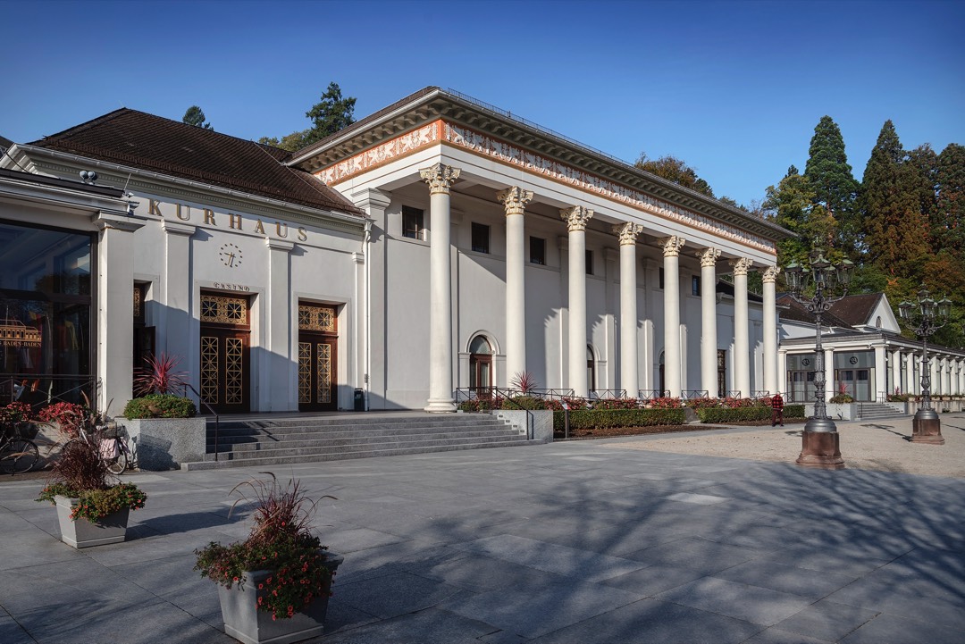 Das Kurhaus Baden-Baden beherbergt das Casino mit Veranstaltungsräumen, dem Restaurant <br>"The Grill" und dem Club Bernstein, die in mehreren Bauabschnitten renoviert wurden. Foyerboden bei laufendem Betrieb renoviert