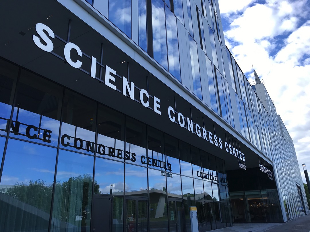 Objekt-Telegramm<hr>Objekt: Science Congress Center Munich mit Courtyard Marriot Hotel (256 Zimmer) und Stellaris Apartmenthotel (159 Zimmer)<br>Bauherr: Galileo – Neue Mitte am Hochschulcampus Garching, Garching<br>Planer: twa, München<br>Verarbeiter: W. Fenkner, Braunschweig<br>Volumen: 415 Badezimmer, 3 Großküchen, Flure & Foyer, Sanitäranlagen<br>Sopro-Produkte: Sopro RAM 3 (RAM 3 454), Sopro Fliesenfest extra (FF 450), Sopro MG-Flex (MG 669), Sopro Classic C2, Sopro Classic S1, Sopro PU-Flächendicht Wand/Boden (PU-FD 570/PU-FD 571), Sopro Turbodicht-Schlämme 2-K (TDS 823)<br>Verlegewerkstoffinfo: Sopro Bauchemie<br>Tel.: 06 11 / 17 07-0<br>www.sopro.com Neue Räume für neue Ideen