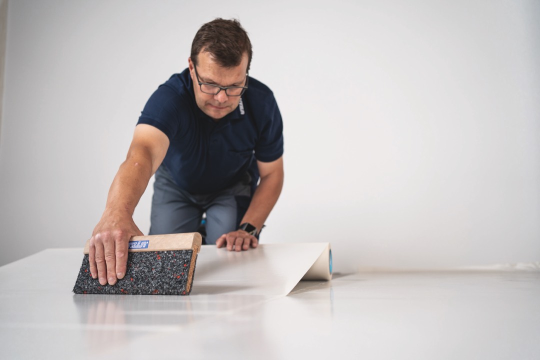 Trockenklebstoff für elastische Beläge freigegeben 