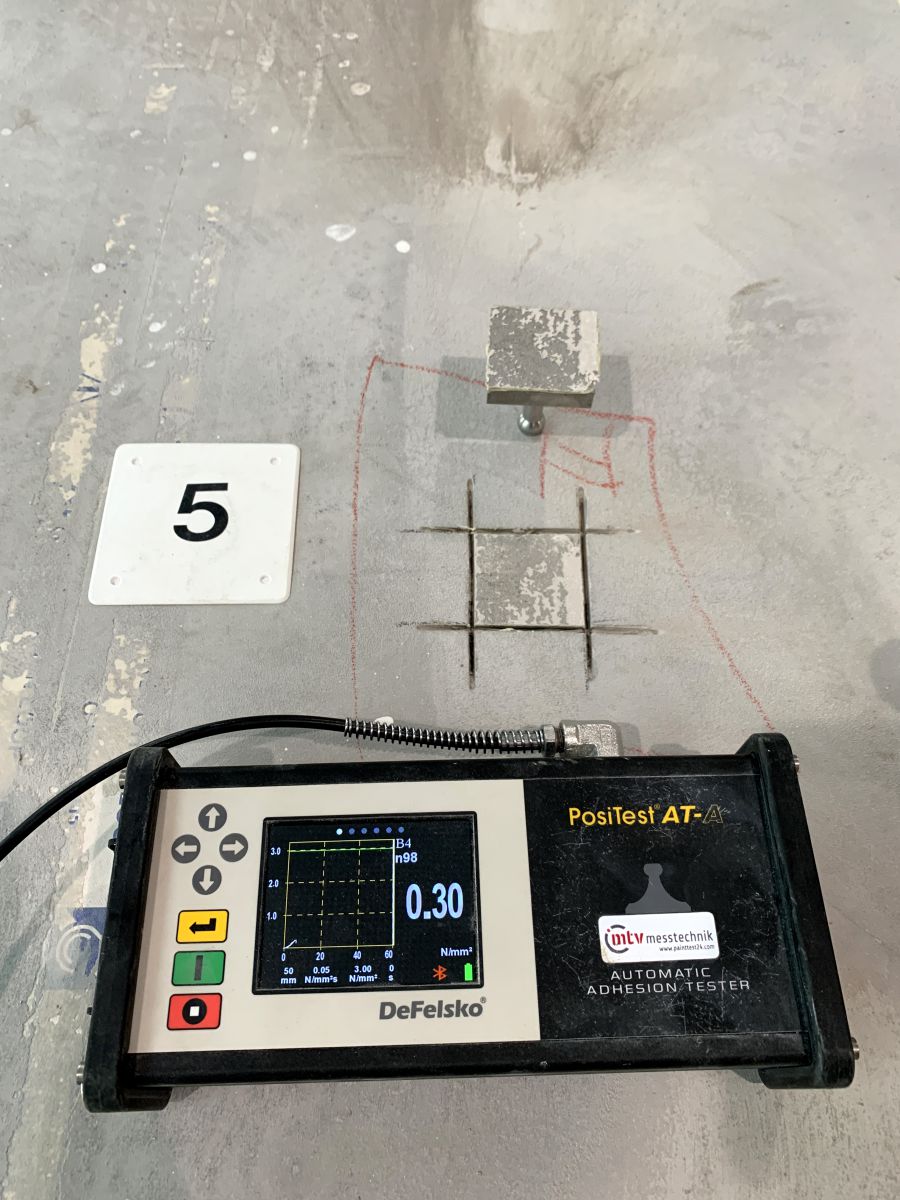 Verunglückte Spachtelarbeiten auf altem Gussasphaltestrich