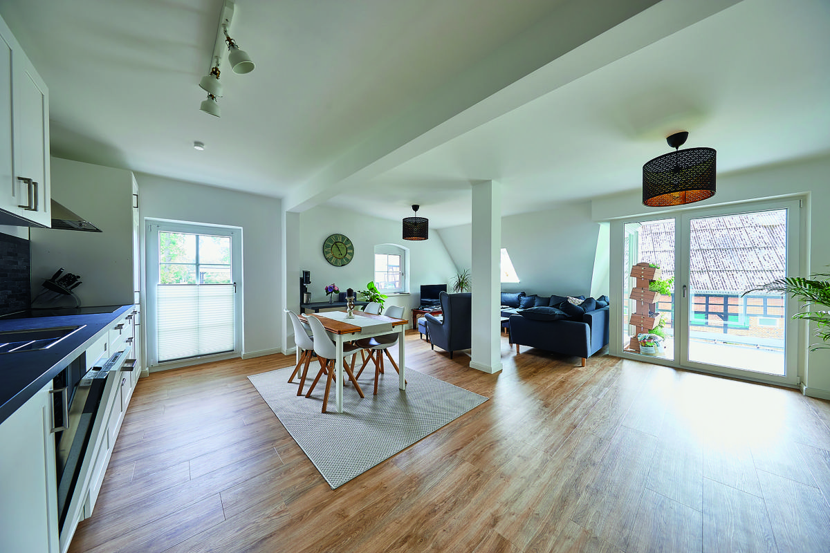 Der Fußbodenaufbau mit Knauf S 400 Sprint Ausgleichsmörtel und Fußbodenheizung für die perfekte Kombination aus modernem Wohnkomfort und historischem Charme.<br> Schlanke Fußbodenheizung auf Holzbalkendecke