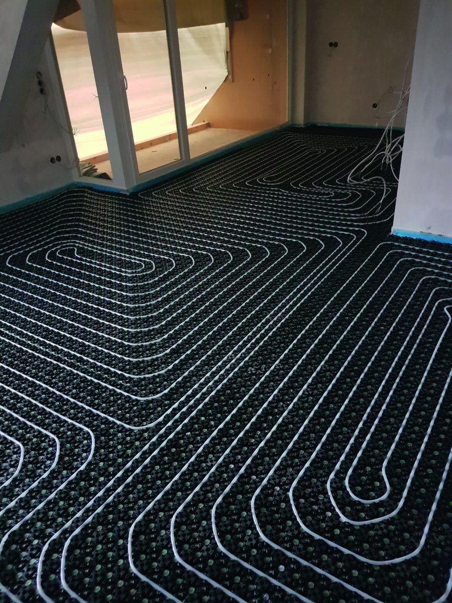 Das Heizsystem Uponor Minitec besteht aus selbstklebenden Folienelementen und PE-Xa 9,9 mm Systemrohren. Es eignet sich sehr gut zur Verlegung oberflächennaher Fußbodenheizungen.<br> Schlanke Fußbodenheizung auf Holzbalkendecke