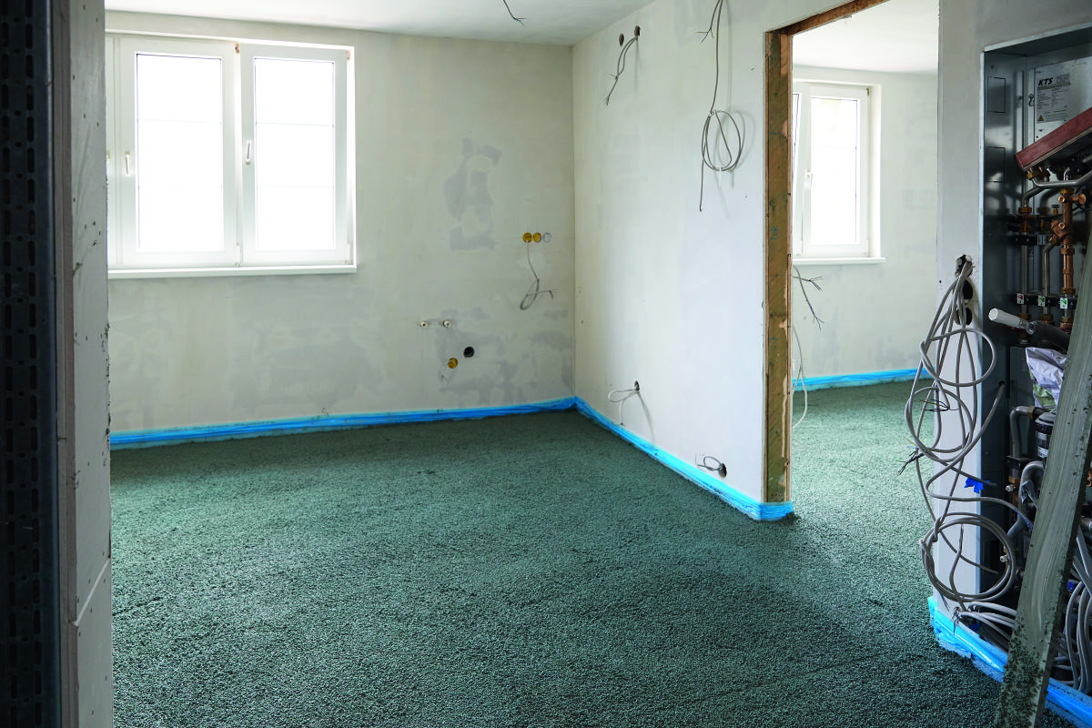 Der Ausgleichsmörtel Knauf S 400 Sprint erhärtet schnell. So ist der Untergrund bereits nach einem Tag hoch belastbar und es können Nachfolgearbeiten ausgeführt werden.<br> Schlanke Fußbodenheizung auf Holzbalkendecke