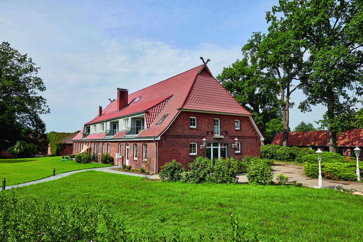 Objekt-Telegramm<br><br>Objekt: Historisches Bauernhaus, Neetze<br>Bauherr: Dr. Rüdiger Wesche, Braunschweig<br>Architekt: Architekturbüro Rabeler, Lüdersburg/OT Bockelkathen<br>Fachunternehmer: Brahlstorfer Estrichbau, Brahlstorf<br>Fachberatung: Jochen Hohenstein, Außendienst Bodensysteme Gebiet Nord, Knauf Gips<br>Produkte: Knauf Schrenzlage, Knauf S 400 Sprint, Uponor Minitec, Knauf N 440 Dünnestrich und Knauf N 410 Ausgleichsspachtel<br><br>Estrich-Info: Knauf Gips<br>Tel.: 0 93 23 / 31-0  www.knauf.de Schlanke Fußbodenheizung auf Holzbalkendecke