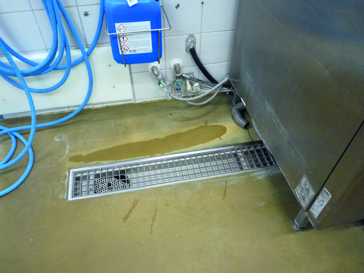 Brauchwasser beschädigt Küchenboden – Folge Totalschaden