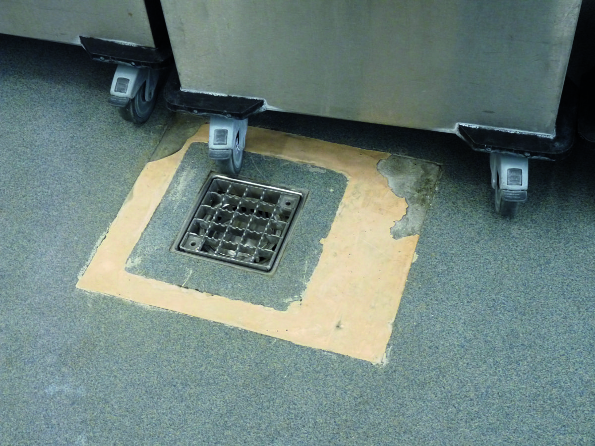 Brauchwasser beschädigt Küchenboden – Folge Totalschaden