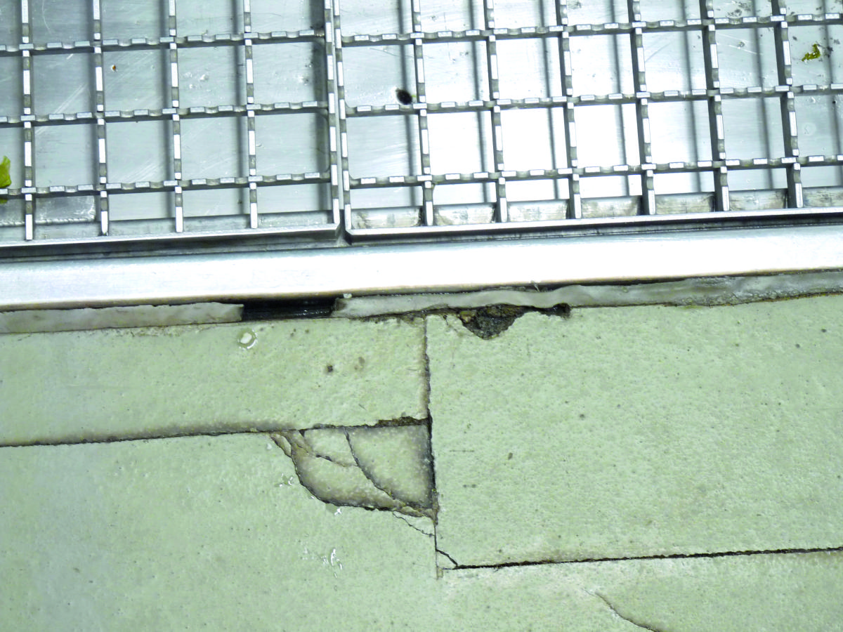 Brauchwasser beschädigt Küchenboden – Folge Totalschaden