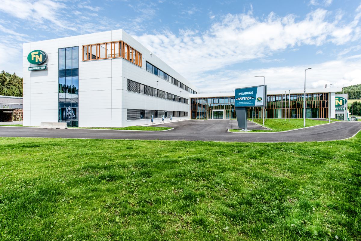 FN Neuhofer im Überblick<br><br>Neuhofer Holz GmbH<br>Haslau 56  A-48893 Zell am Moos<br>Tel.: +43  62 34 / 85 00-0<br>Web: www.fnprofile.com<br>E-Mail: office@fnprofile.com<br><br>Geschäftsführer: Franz Neuhofer<br>Marketing & PR: Caroline Schön<br>Markennamen: u. a. FN clik-fix, FN digiprint, <br>FN Clipholder CH23, FN cut-pro<br>Produkte:Leisten, Bodenprofile, Befestigungssysteme, Zubehör für Boden-Wand-Decke, Akustikplatten<br>Sortimentsgröße: rund15.500 Artikel<br>Kundengruppen: 70 % DIY, 15 % Großhändler <br>und 15 % Belagsindustrie<br>Umsatz (2021):84 Mio. EUR<br>Mitarbeiter: rund 250<br>Zertifizierungen: ISO 14001 Umweltmanagement, ISO 9001 Qualitätsmanagement, FSC (Forest Stewardship Council; für nachhaltige Forstwirtschaft), PEFC (Pan-Europäische Holzzertifizierungsinitiative; für nachhaltige Forstwirtschaft), ECO-Institut-Label (Kennzeichnung für emissionsarme Produkte) 54 Millionen Euro in Standort investiert