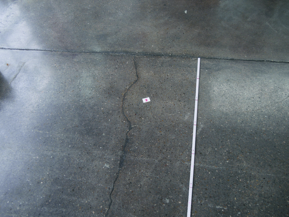 Rissbildungen in einem geschliffenen Sichtestrich