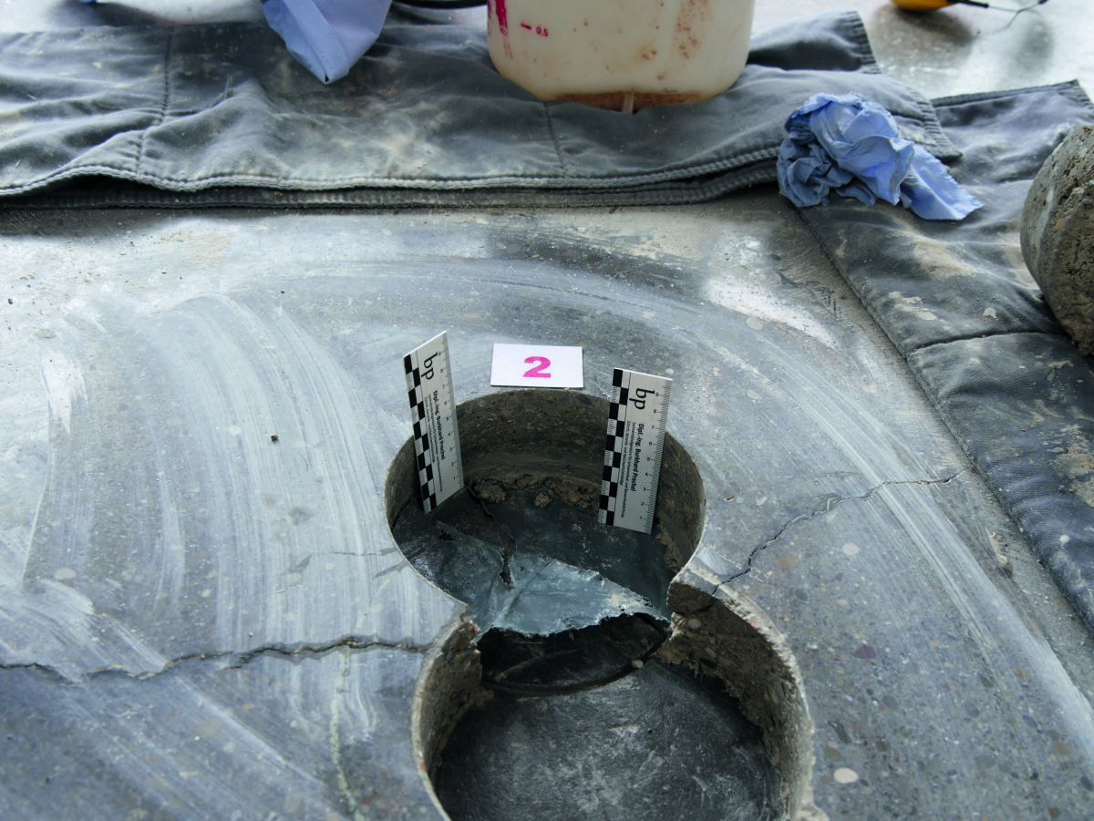 Rissbildungen in einem geschliffenen Sichtestrich