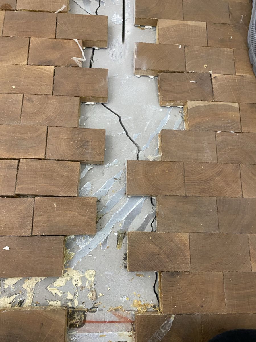 Hirnholz auf FußbodenheizungFugenbildung hat viele Ursachen