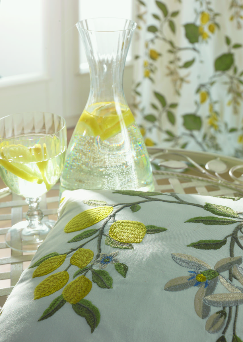 Malerische Motive und feine Stickereien