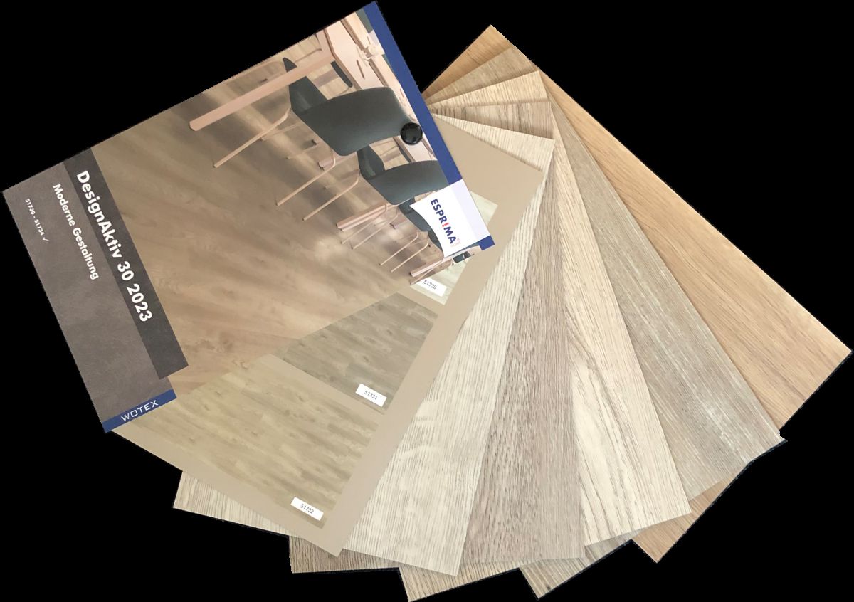 Unter der Eigenmarke Esprima hat die  Wotex 40 Kollektionen für alle Warengruppen im Programm. Über die Eigenmarke will man Handel und Handwerk eine Alleinstellung vor Ort bieten und so aus der Vergleichbarkeit herausführen. Hier im Bild ein Ausschnitt aus der Designboden-Kollektion und ein Präsentationsständer für LVTs.<br> Wotex setzt auf Mission Erfolg