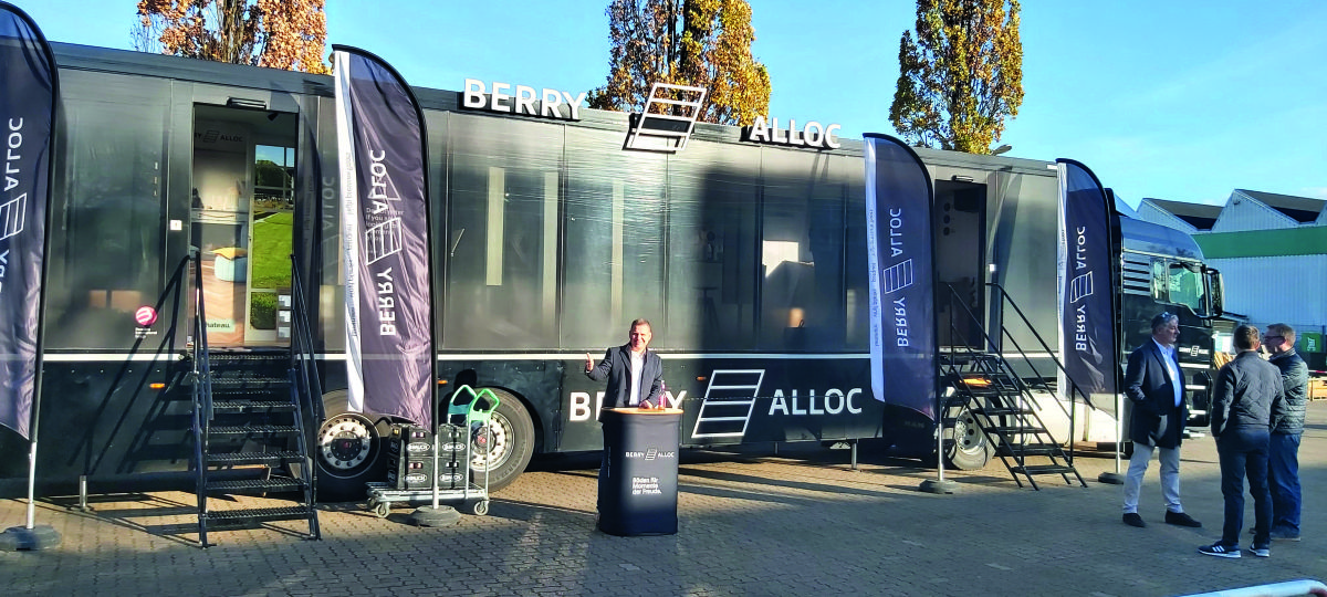 Verstärkt Flagge zeigen