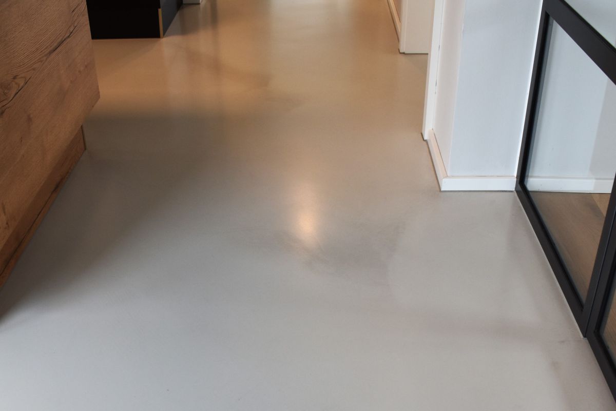 Mineralischer Spachtelbelag zeigt optische Mängel