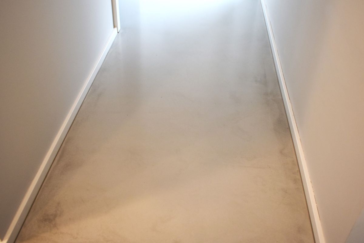 Mineralischer Spachtelbelag zeigt optische Mängel