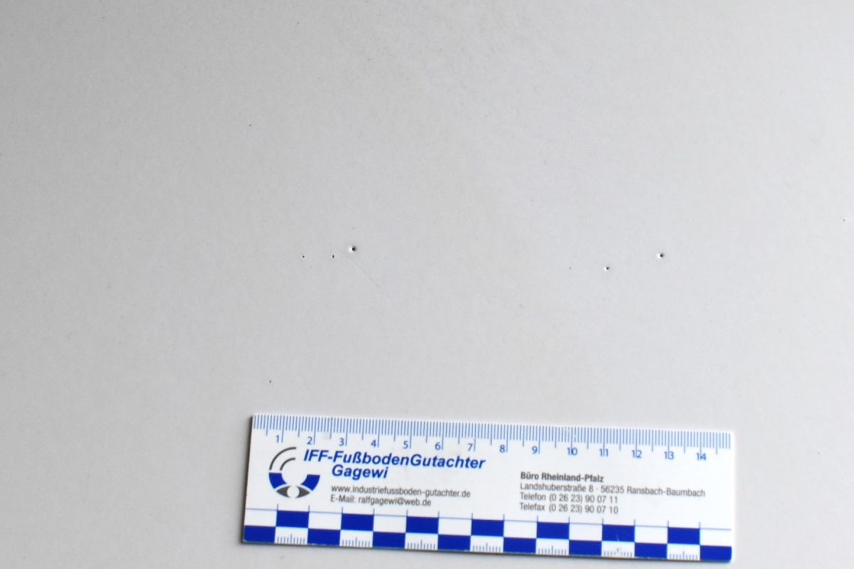 Mineralischer Spachtelbelag zeigt optische Mängel