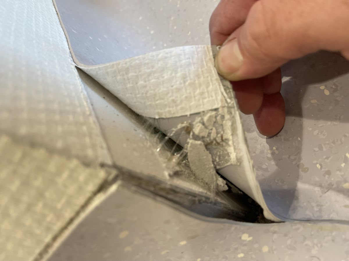 Sockelausführung am Kautschukbelag fehlerhaft