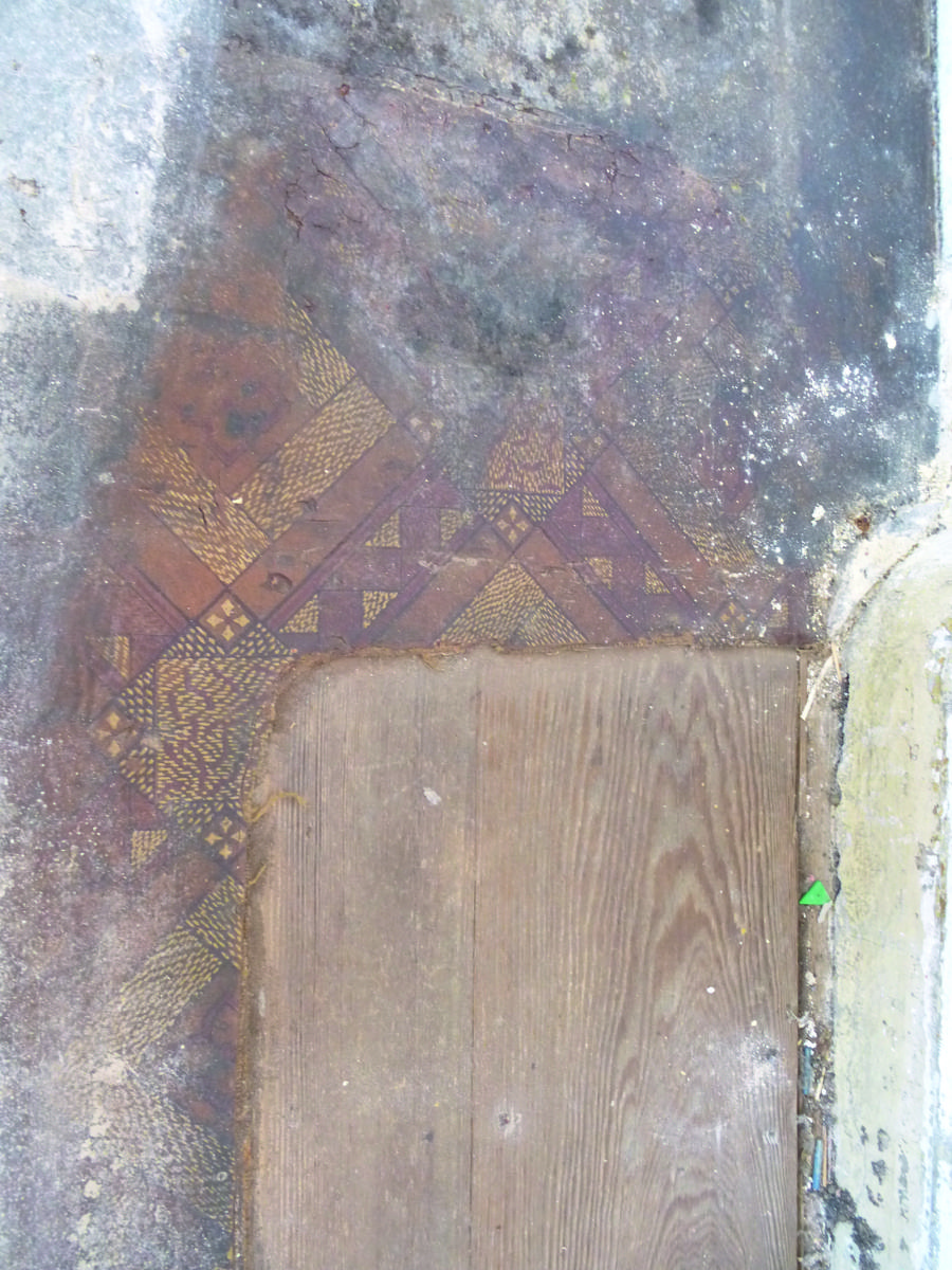 Historischer Dielenboden unter neun Lagen