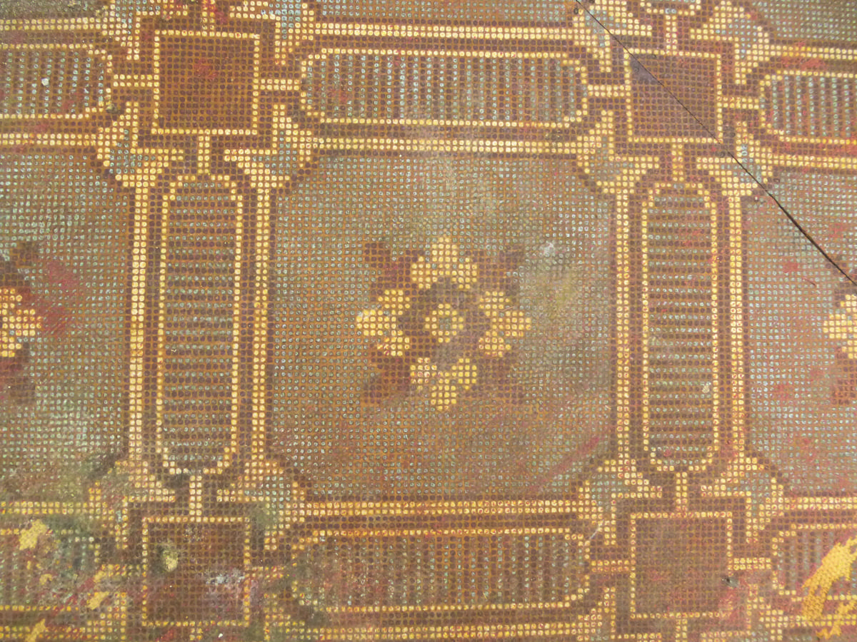 Historischer Dielenboden unter neun Lagen