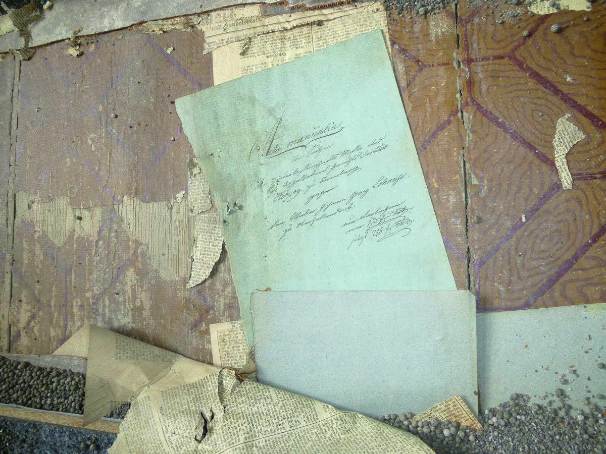 Historischer Dielenboden unter neun Lagen