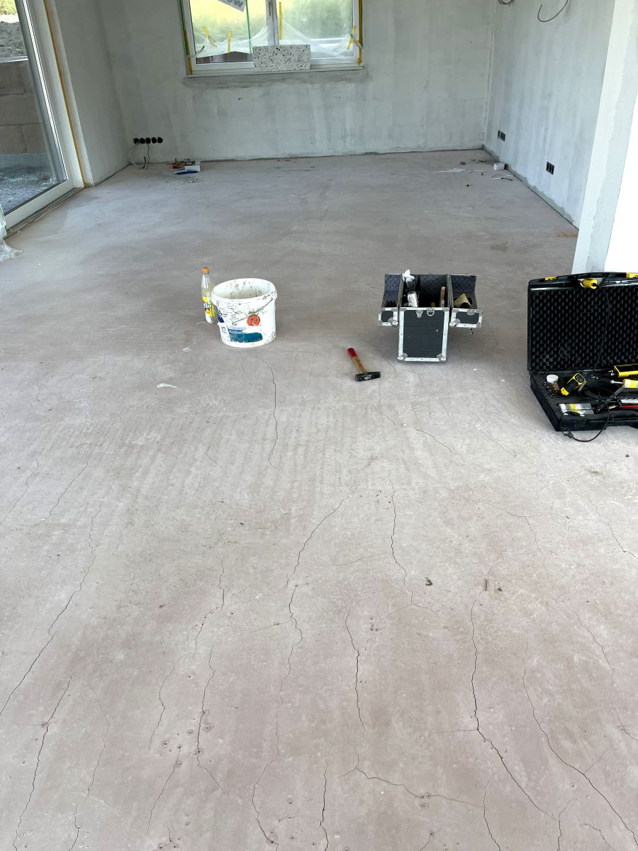 Fehlerhaftes und zu frühes Aufheizen: Vollständig zerrissener Heizestrich