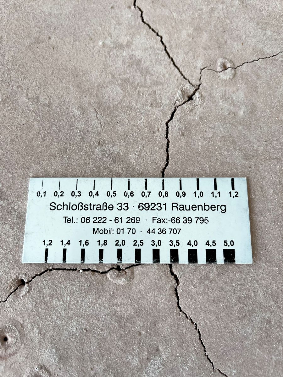 Fehlerhaftes und zu frühes Aufheizen: Vollständig zerrissener Heizestrich