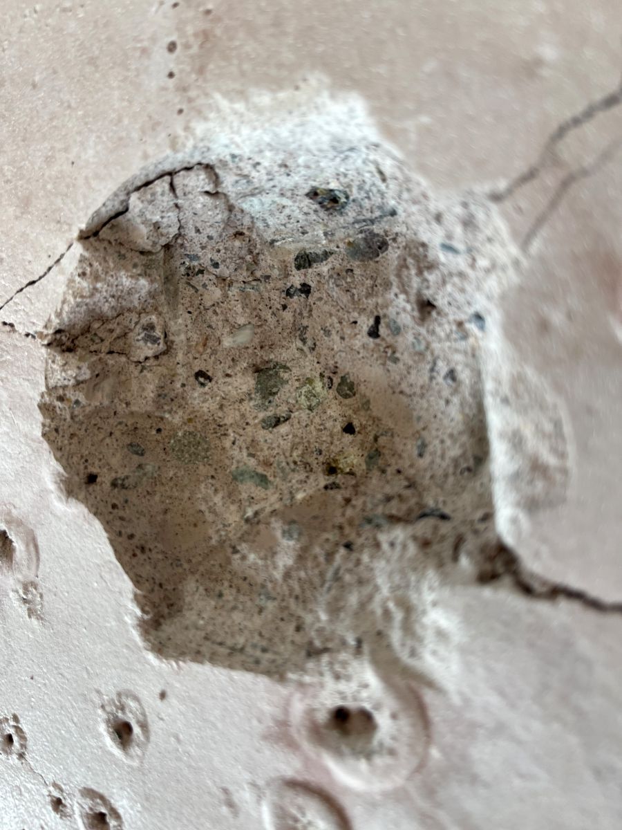 Fehlerhaftes und zu frühes Aufheizen: Vollständig zerrissener Heizestrich