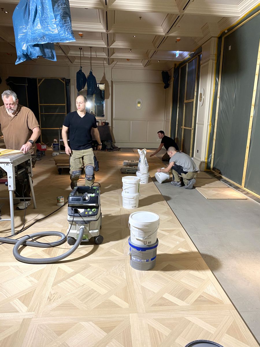 Sorgfältige Rekonstruktion eines Flechtmuster-Bodens 